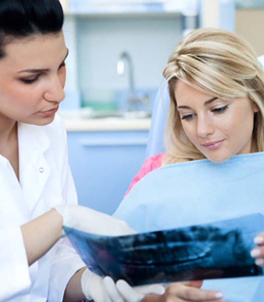 patient and dentist discussing cost of dental emergencies in Los Angeles